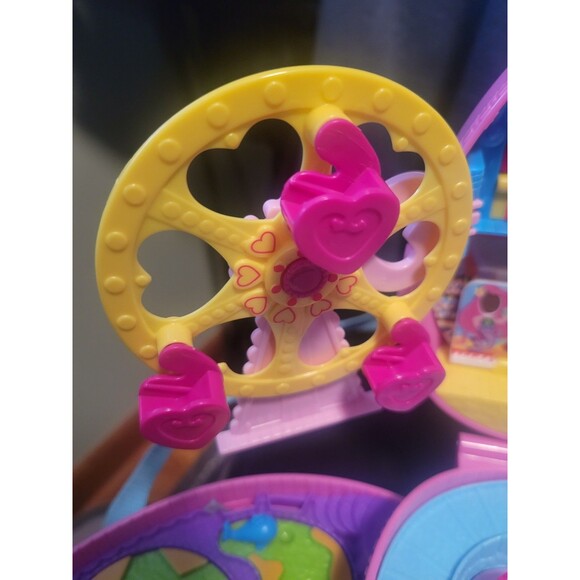 2019 Polly Pocket 2-in-1 Theme Park Crossbody Playset with 4 Dolls/Cars - Picture 12 of 16